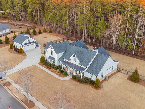 4th image of 404 Fox Valley Dr