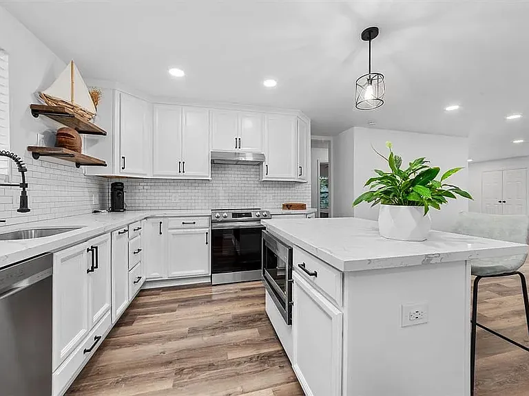 1610 Antoine Dr — Photo 3