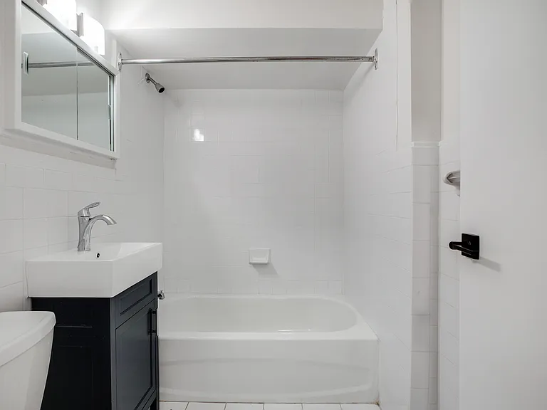 14 Deer Park Cres — Photo 5