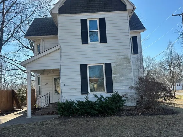 223 N Pine St, Nokomis, IL 62075