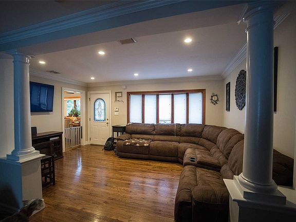 3rd image of 24 Mohawk Dr