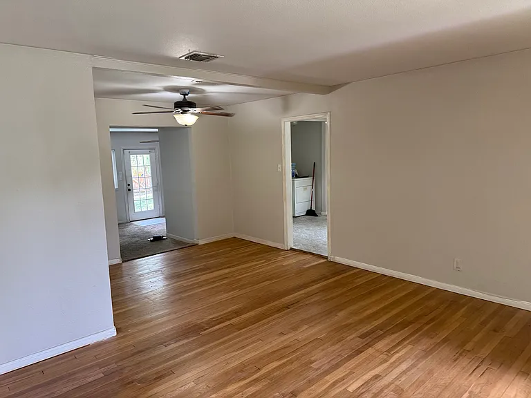 402 Blakeley Dr — Photo 3