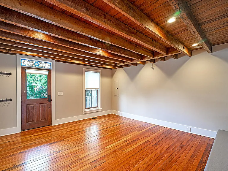 325 D St SE — Photo 4
