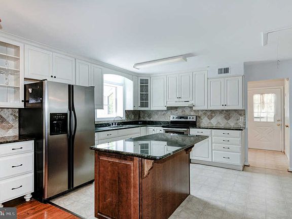 5th image of 7820 Woodridge Dr
