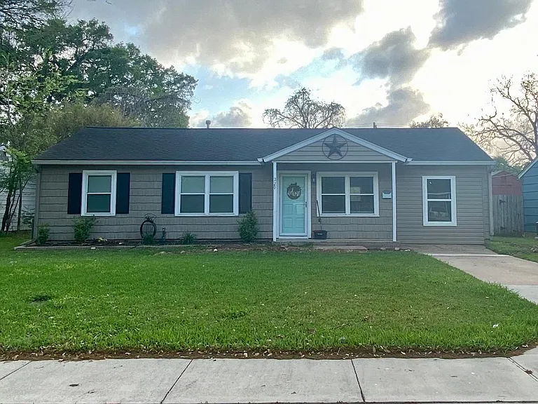 220 Laurel St — Photo 1