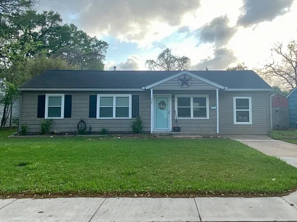 220 Laurel St, Lake Jackson, TX 77566
