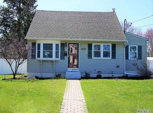 1152 Namdac Ave, Bay Shore, NY 11706