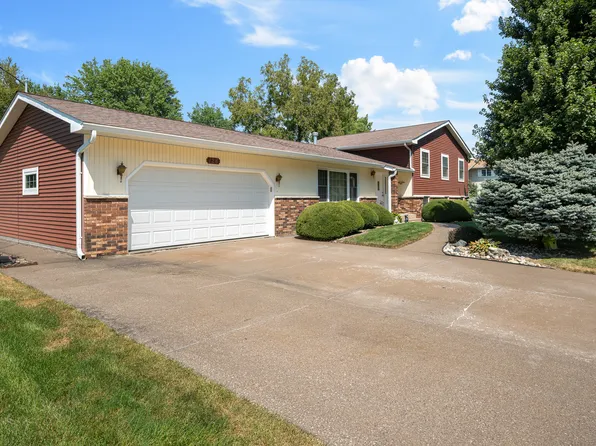 126 W 28th Ave, Coal Valley, IL 61240