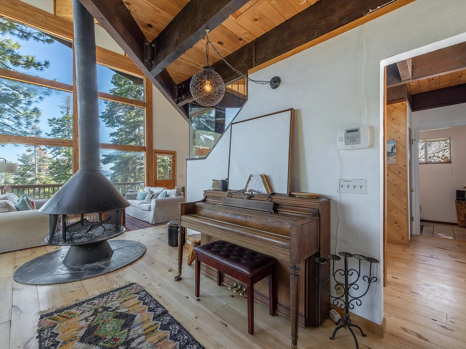 5 bed, 2.5 bath, 2042 sqft, $6,500 — Photo 3
