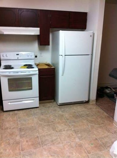 Kitchen Stove and Refridg