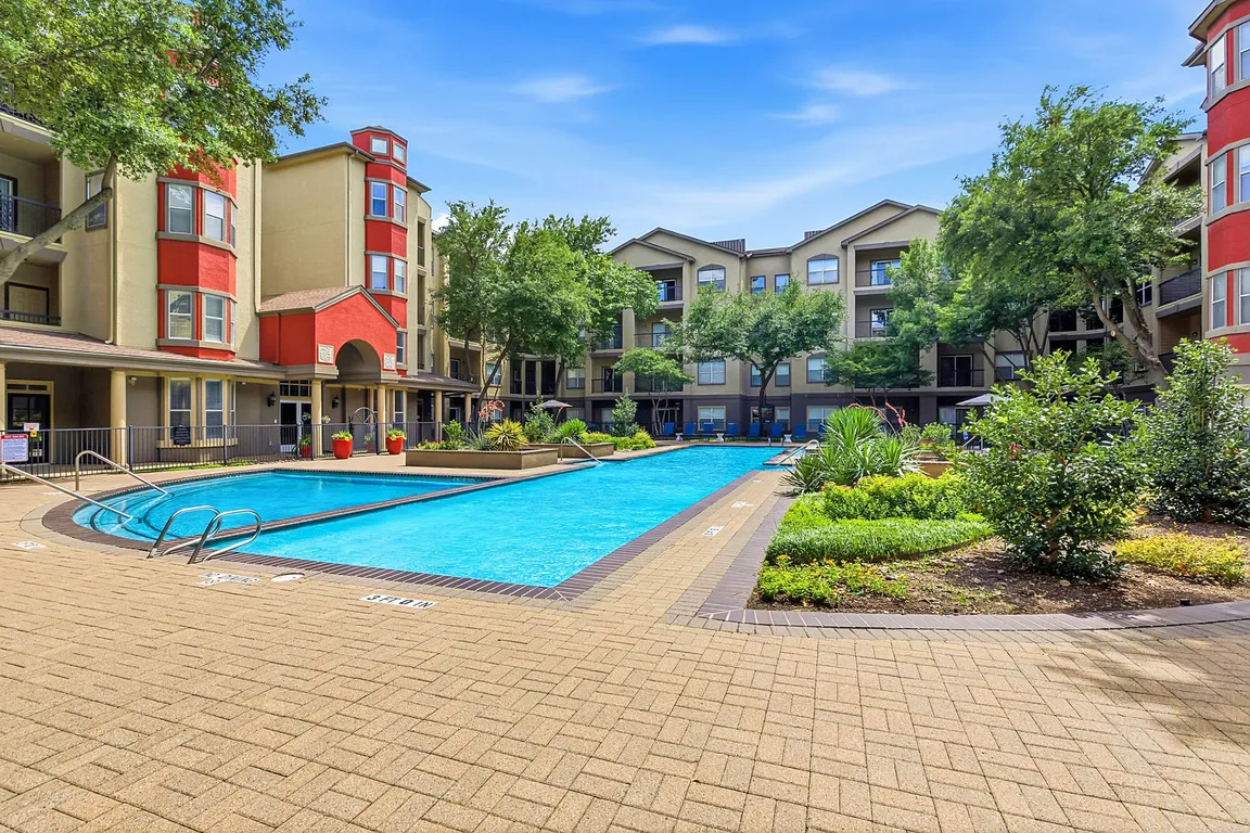 Inwood on the Park apartments community photo