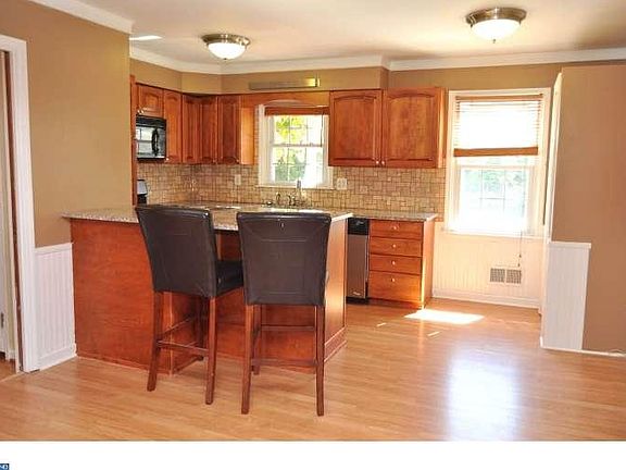 5th image of 136 Westgate Dr