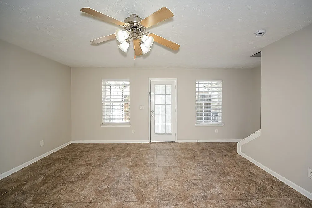 3 bed, 2.5 bath, 1356 sqft, $1,615 — Photo 4