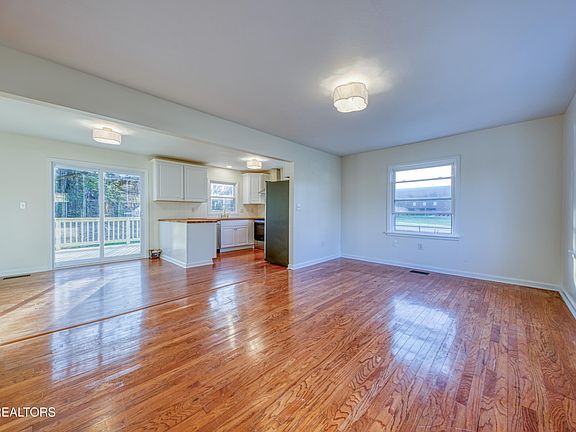 4th image of 503 Elmira Ln