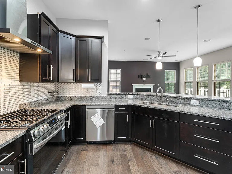 7570 Arundel Woods Dr — Photo 33