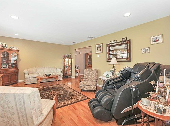 5th image of 30 Pavonia Ave
