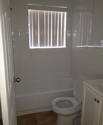 5th image of 2500 NE 192nd St APT 3