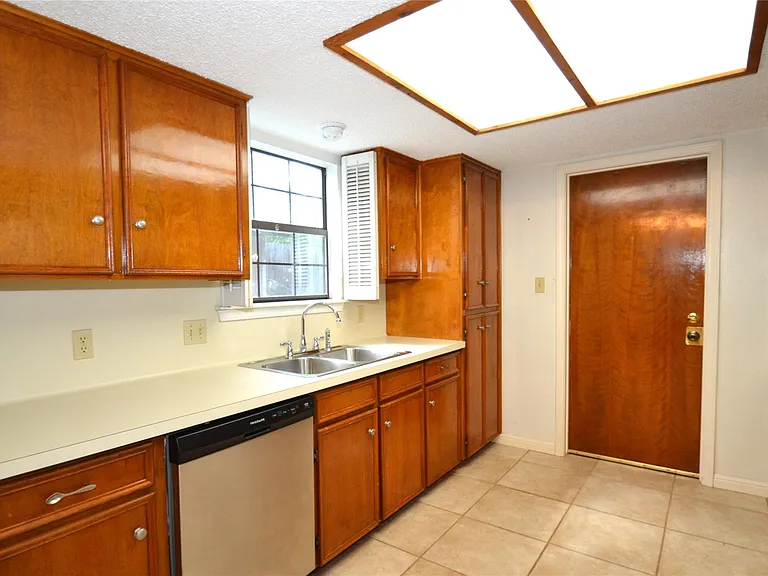 8833 Tallwood Dr — Photo 7