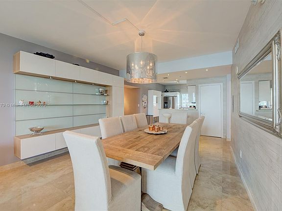 5th image of 601 NE 36th St APT 810