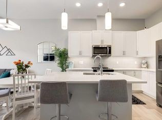 212 Crestbrook Cmn SW, Calgary, AB T3B6L1