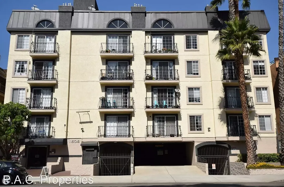 11505 Riverside Dr — Photo 1