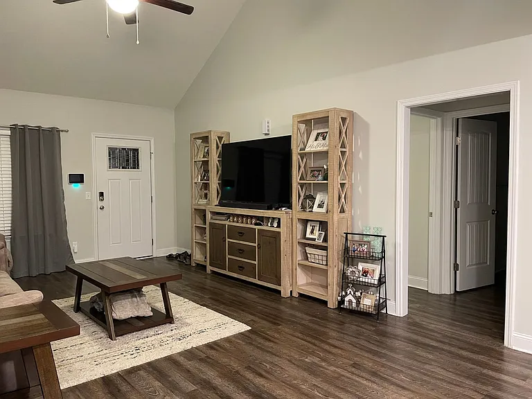 6038 Virginia Pine Ave — Photo 2