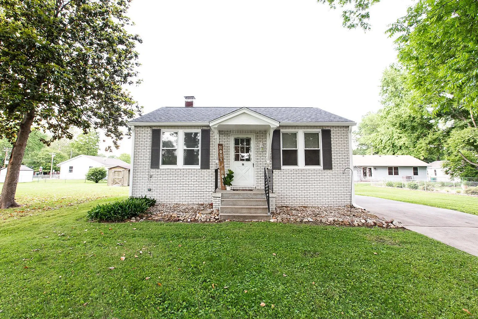 49 W Oak St photo 1