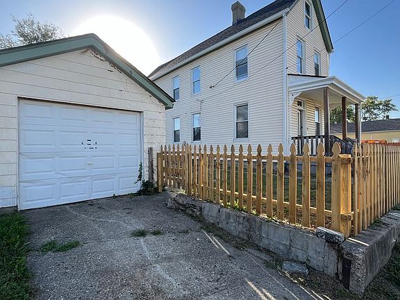 3rd image of 211 Linden St
