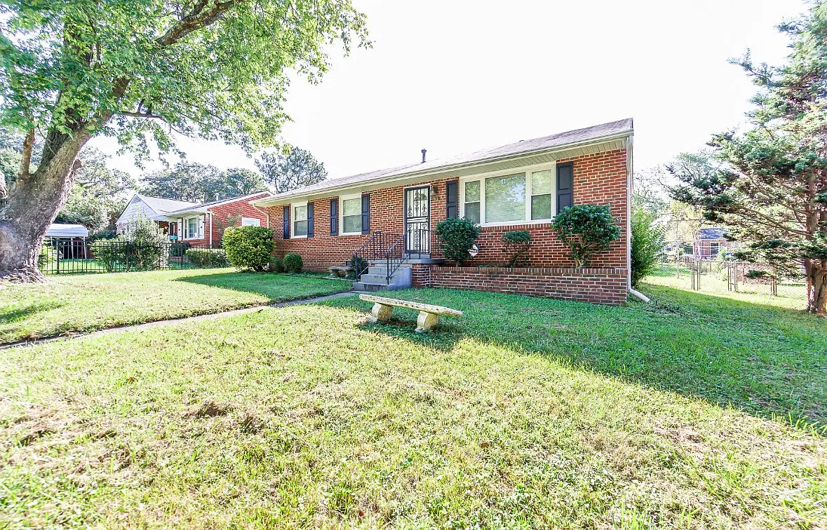 3 bed, 1.5 bath, 1032 sqft, $1,695 — Photo 2
