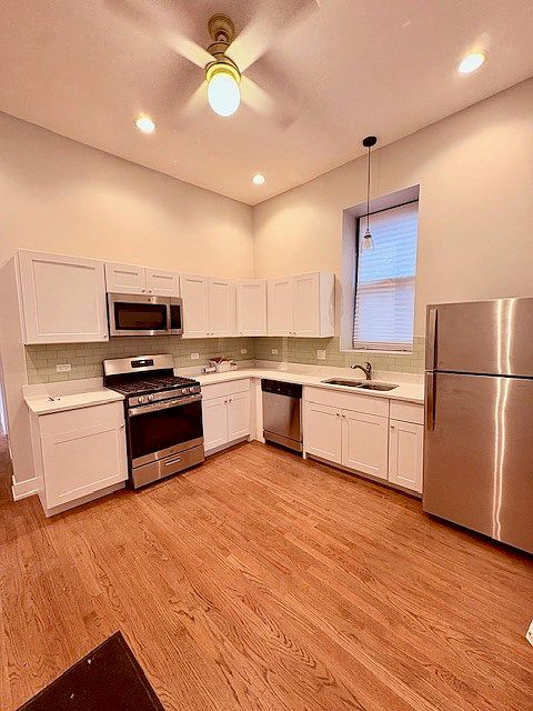 1st image of 825 W Armitage Ave