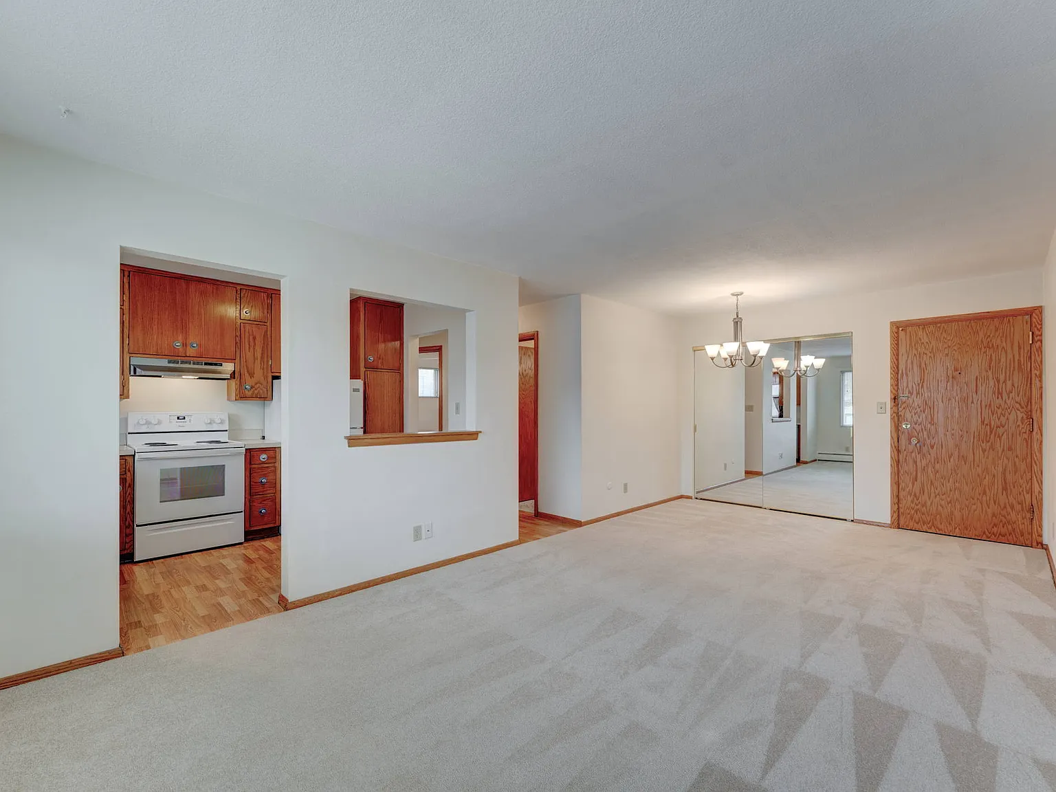2 bed, 900 sqft, $1,275 — Photo 3
