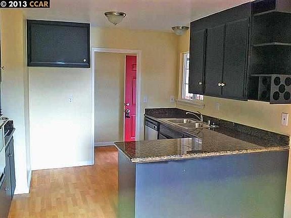 5th image of 2724 Sargent Ave