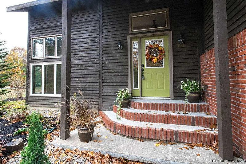 2nd image of 7 CHRISTIE Lane