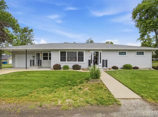 1920 Cypress St, Highland, IL 62249