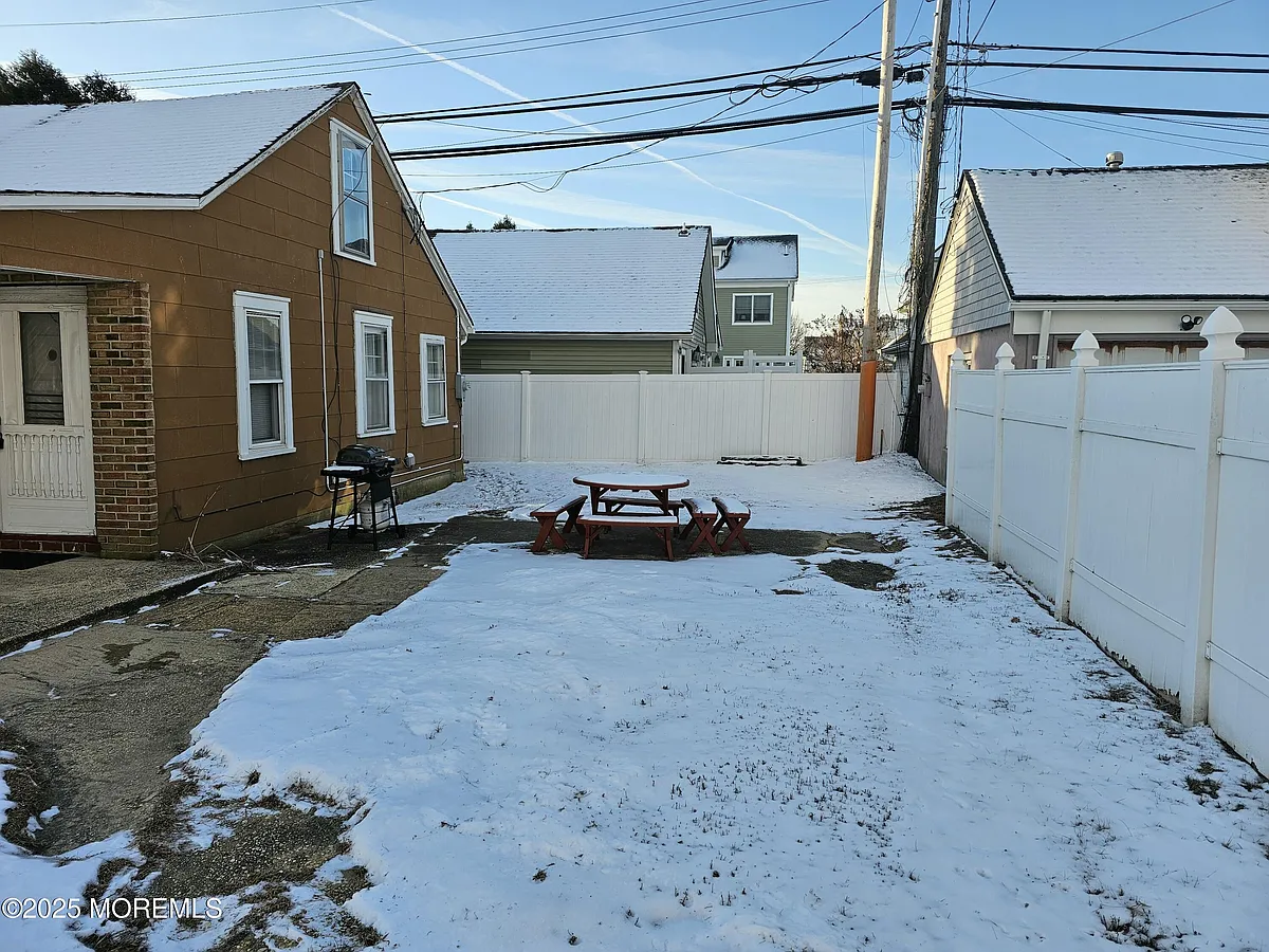 Building Photo - 207 3rd Ave #REAR