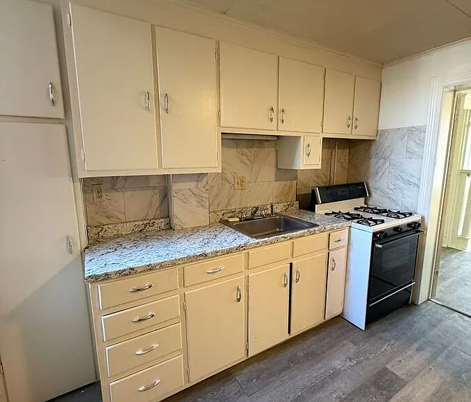 717 W Market St #A — Photo 3