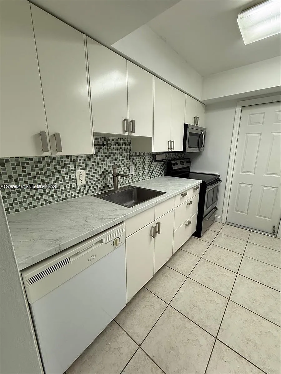 Building Photo - 9971 W Bay Harbor Dr #205