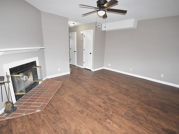4th image of 923 Kingsbury Dr APT D