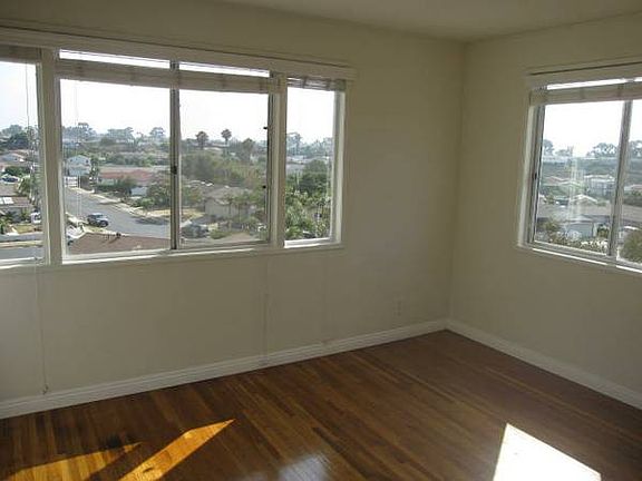3rd image of 2235 Dunlop St