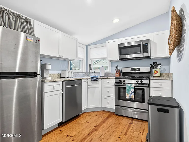 77 Abbott Ave — Photo 15