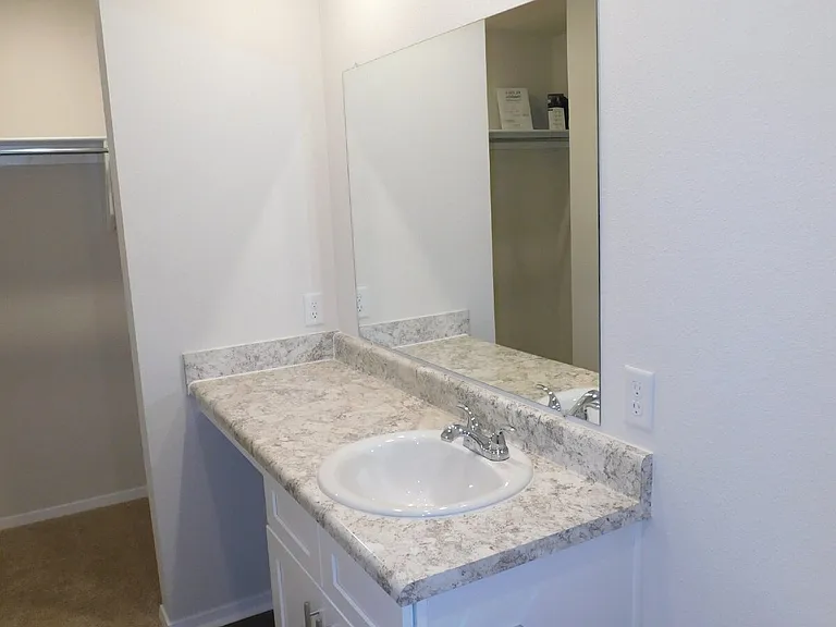 2504 E Illinois Aly — Photo 10