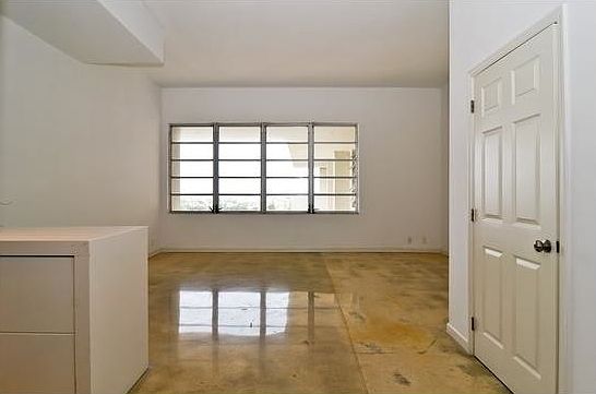 2nd image of 1000 West Ave Ph 05