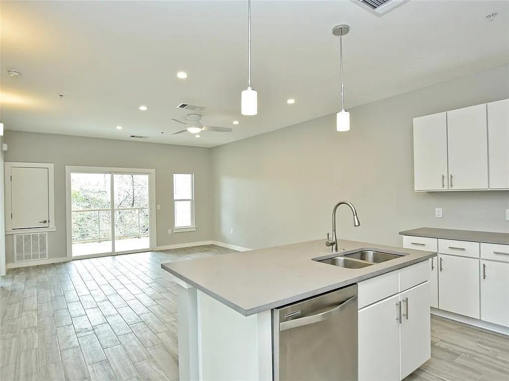 2 bed, 2.0 bath, 1000 sqft, $2,250 — Photo 4