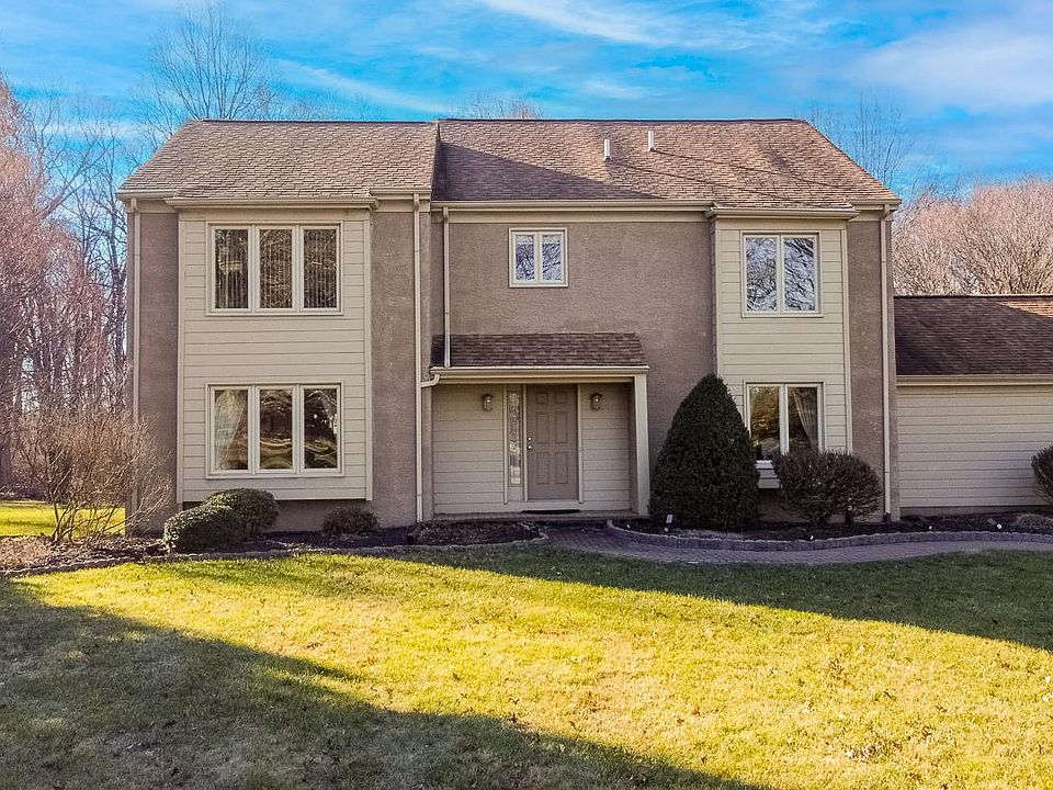 1st image of 13 Glen Meadow Dr