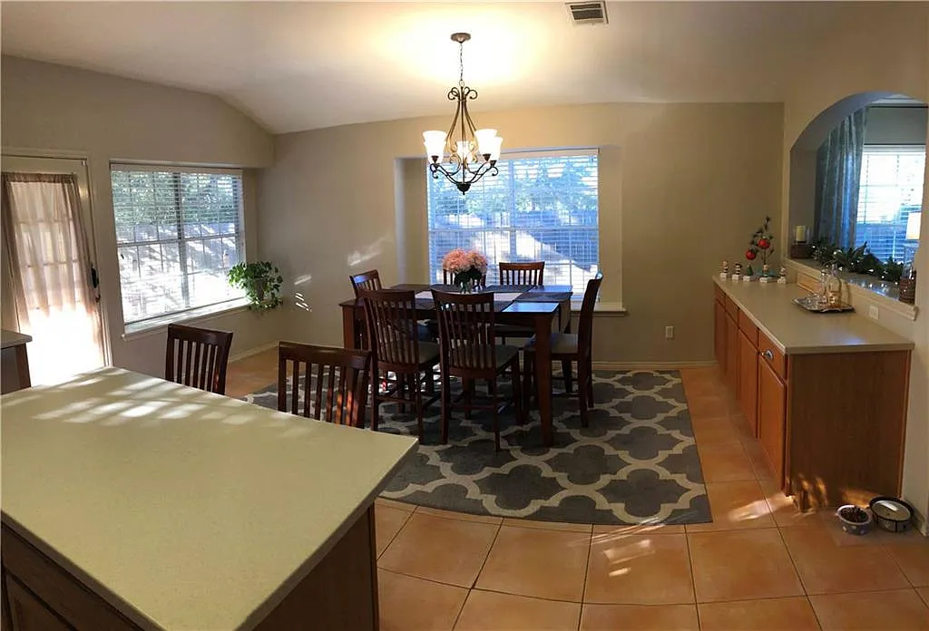 3 bed, 2.0 bath, 2046 sqft, $2,950 — Photo 2