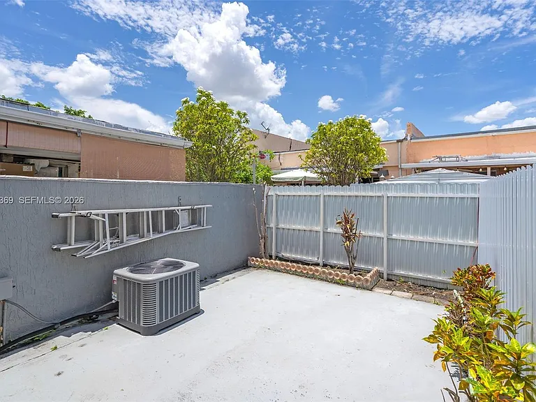 1757 W 57th St #211 — Photo 22
