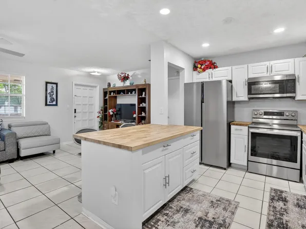 1411 NW 89th Avenue, Pembroke Pines, FL 33024