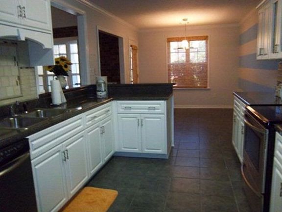 4th image of 2710 Devereux Dr