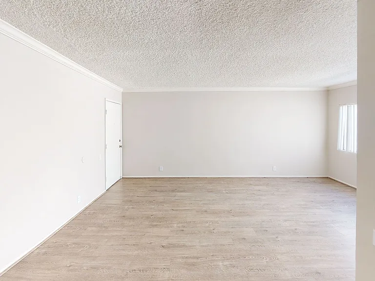 CLN - Collins Apts. — Photo 7