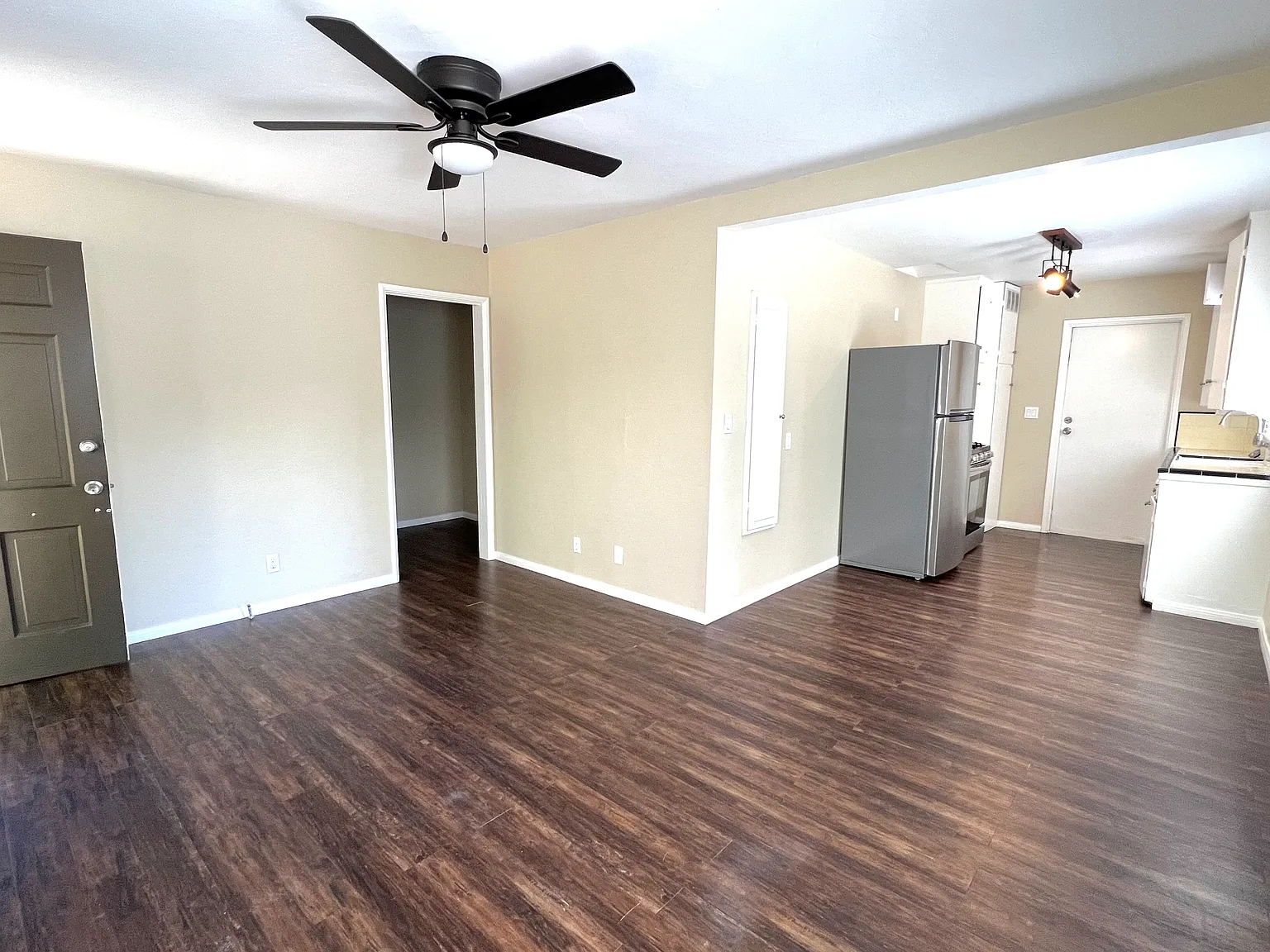 5081 Long Branch Ave — Photo 2